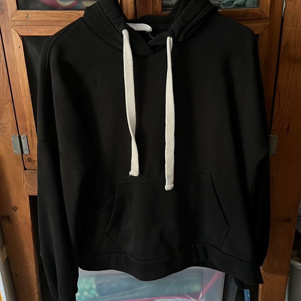 A comfy and warm sweatshirt with a big pocket and a phone pocket
